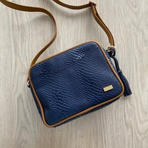 Bolso manos libres azul con miel en cuero