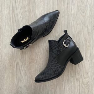 Botines negros en cuero con folia y hebilla