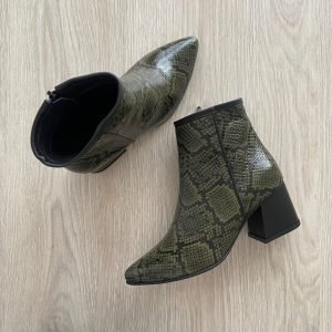 Botines verdes animal print en cuero