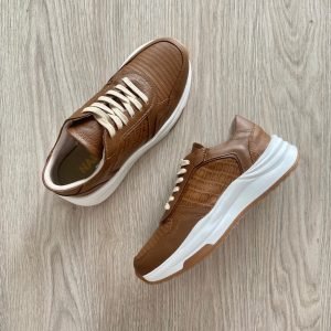 Tenis café en cuero