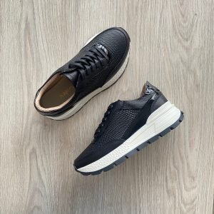 Tenis negros en cuero con apliques