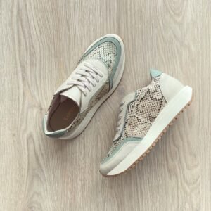 Tenis talco con verde menta y grabado en cuero