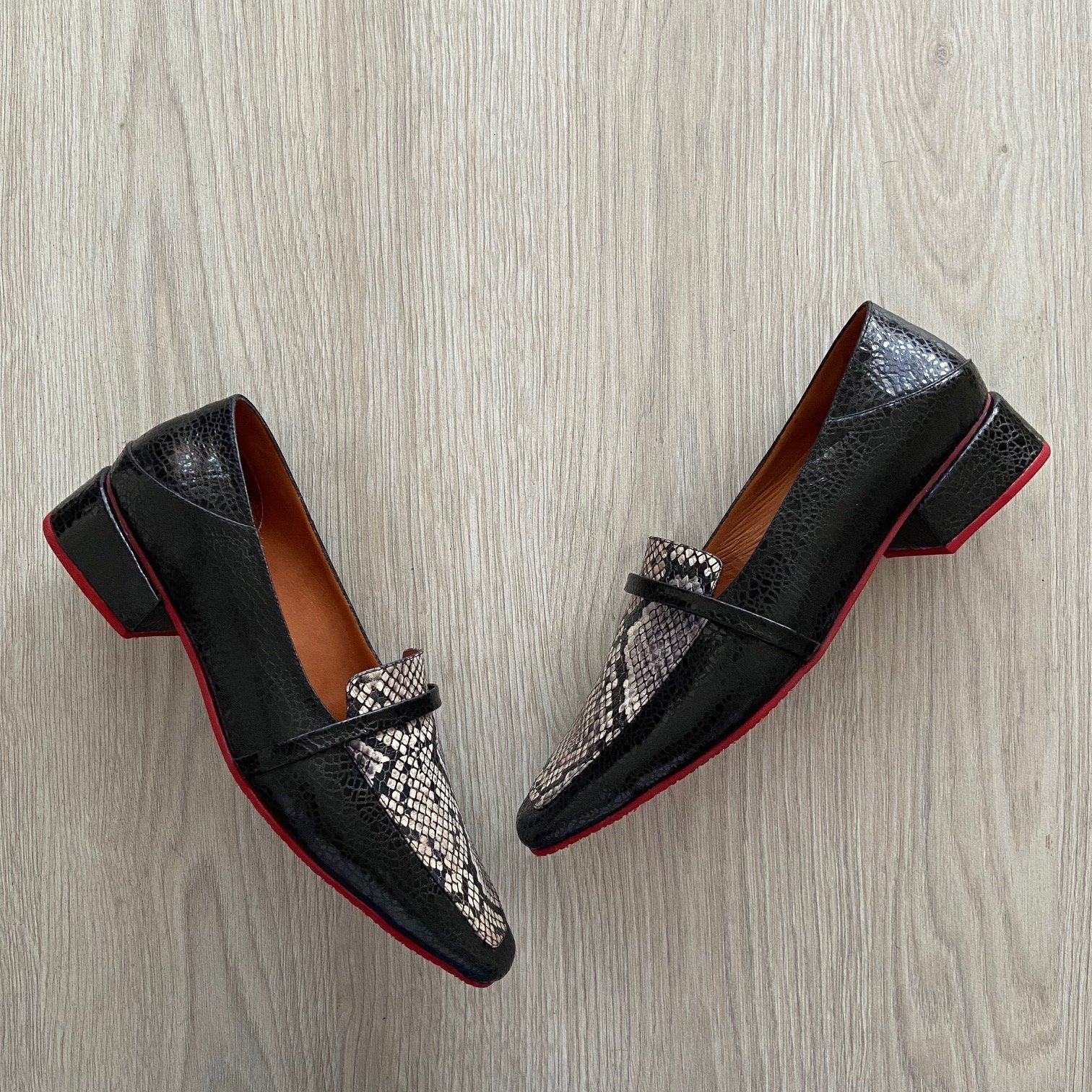 Baletas negras en cuero con punta cuadrada y aplique en folia - Imagen 3