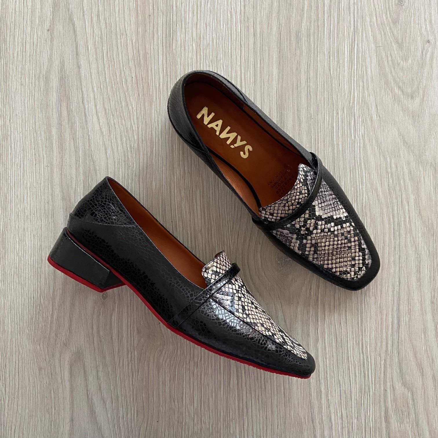 Baletas negras en cuero con punta cuadrada y aplique en folia - Imagen 2