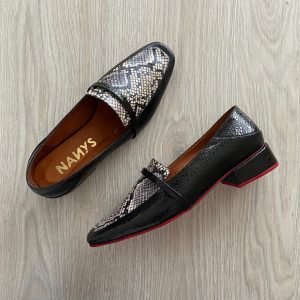 Baletas negras en cuero con punta cuadrada y aplique en folia