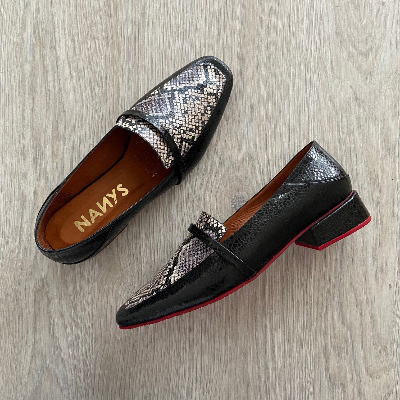 Baletas negras en cuero con punta cuadrada y aplique en folia