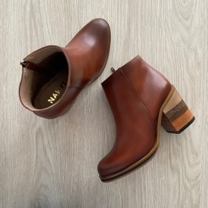 Botines miel en cuero con tacón en madera