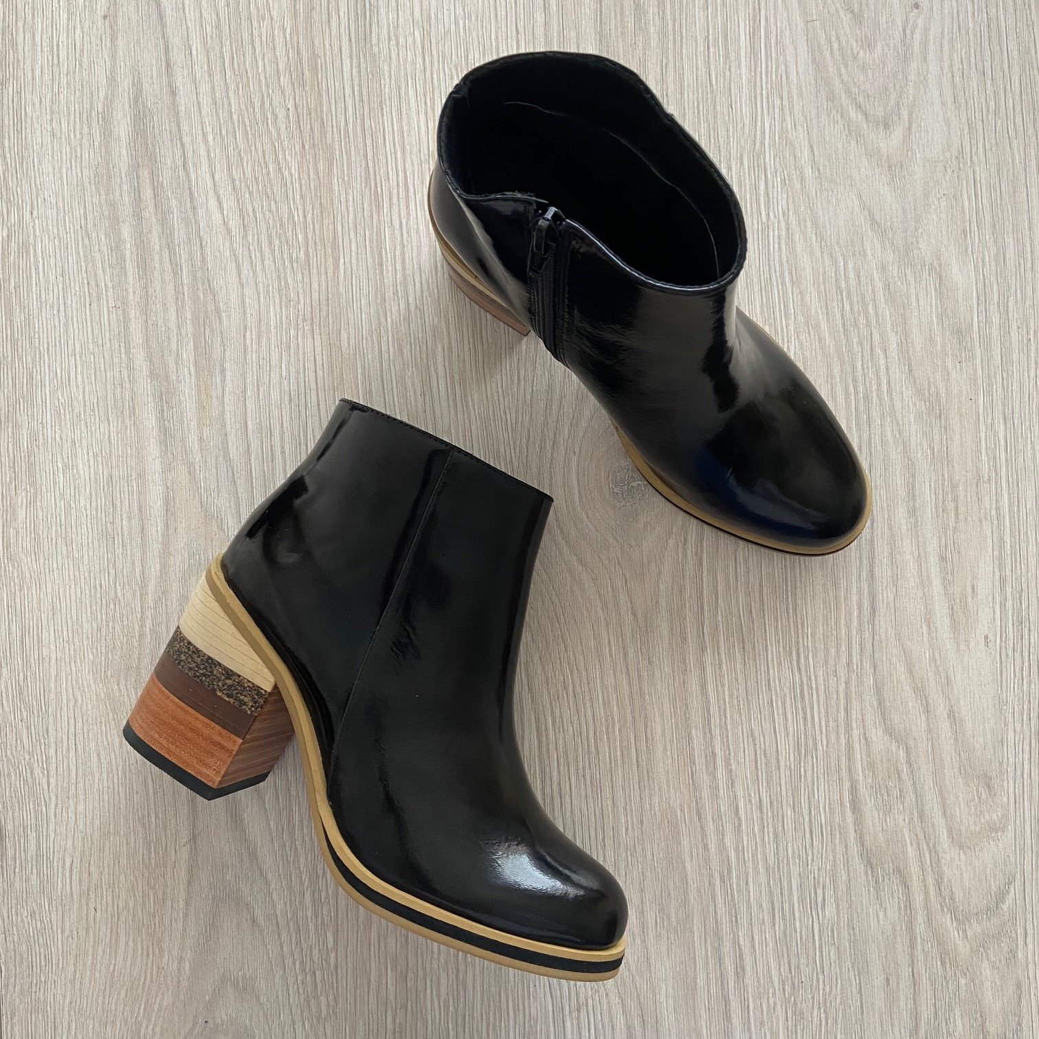 Botines negros en cuero con tacón en madera - Imagen 3