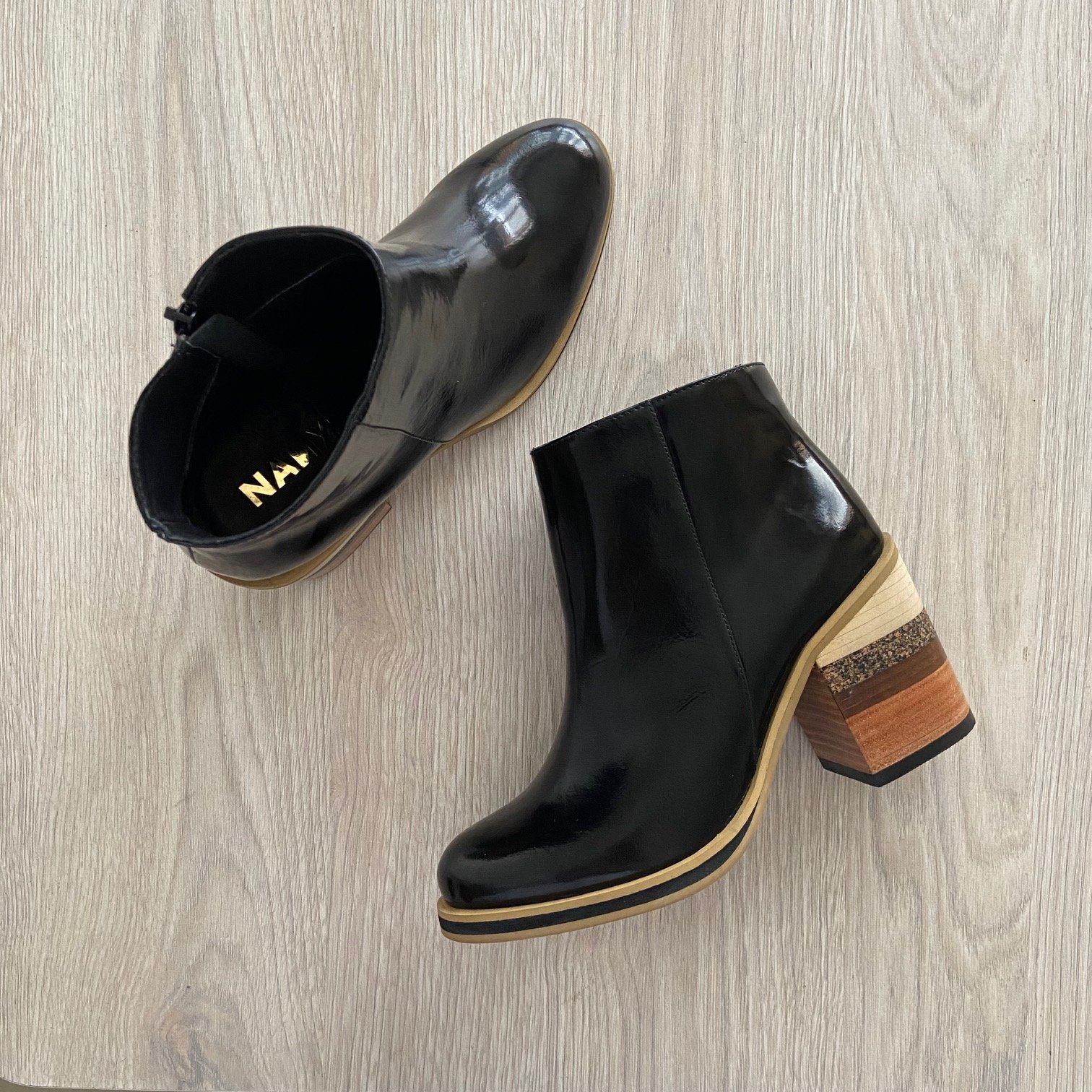 Botines negros en cuero con tacón en madera