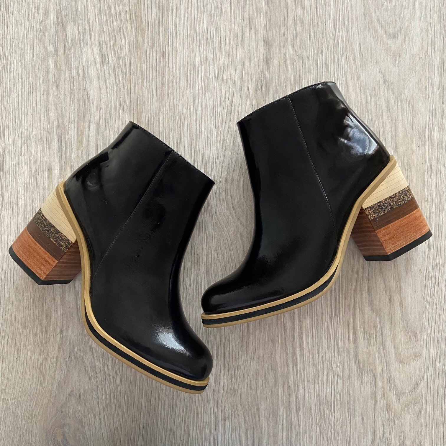 Botines negros en cuero con tacón en madera - Imagen 2