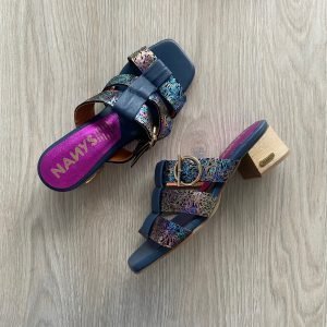 Sandalia azul en cuero tipo folia con tres correas