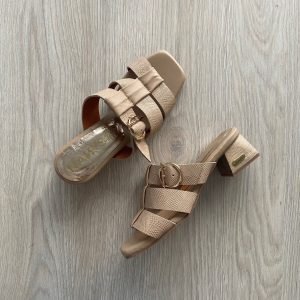 Sandalia taupe en cuero con tres correas