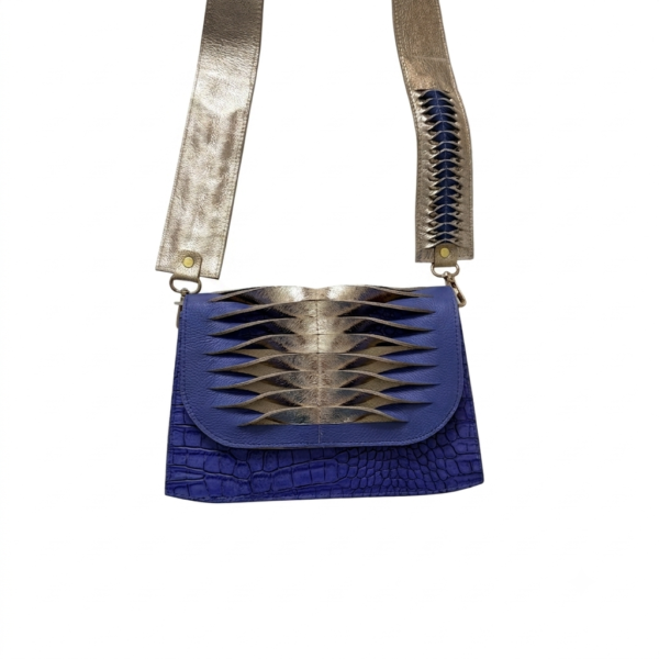 Bolso manos libres morado con dorado en cuero