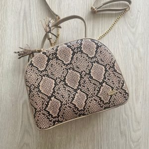 Bolso nude en cuero tipo folia