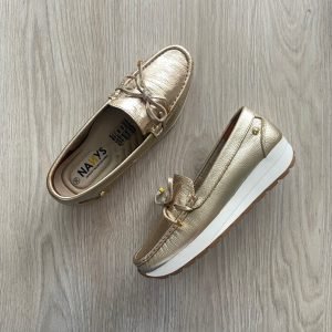 Mocasines dorados en cuero