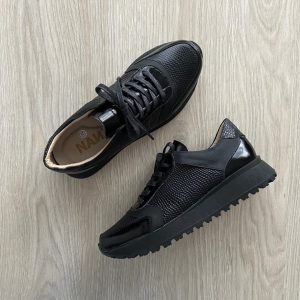 Tenis negros en cuero con suela negra