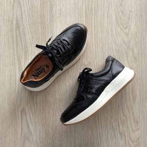 Tenis negros en cuero liso y grabado