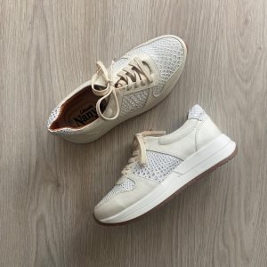 Tenis talco cuero con aplique dorado