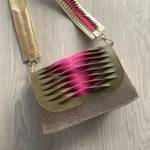 Bolso manos libres dorado con verde y fucsia en cuero