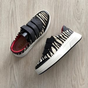 Tenis negros con animal print en cuero