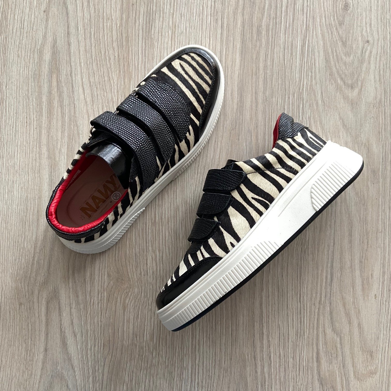 Tenis negros con animal print en cuero