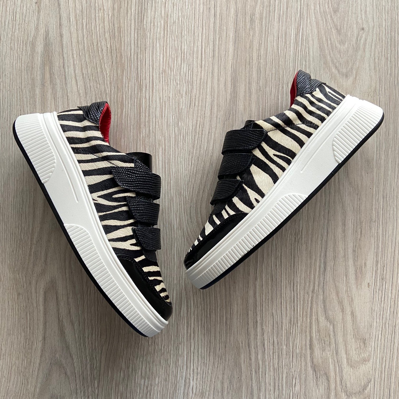 Tenis negros con animal print en cuero - Imagen 2