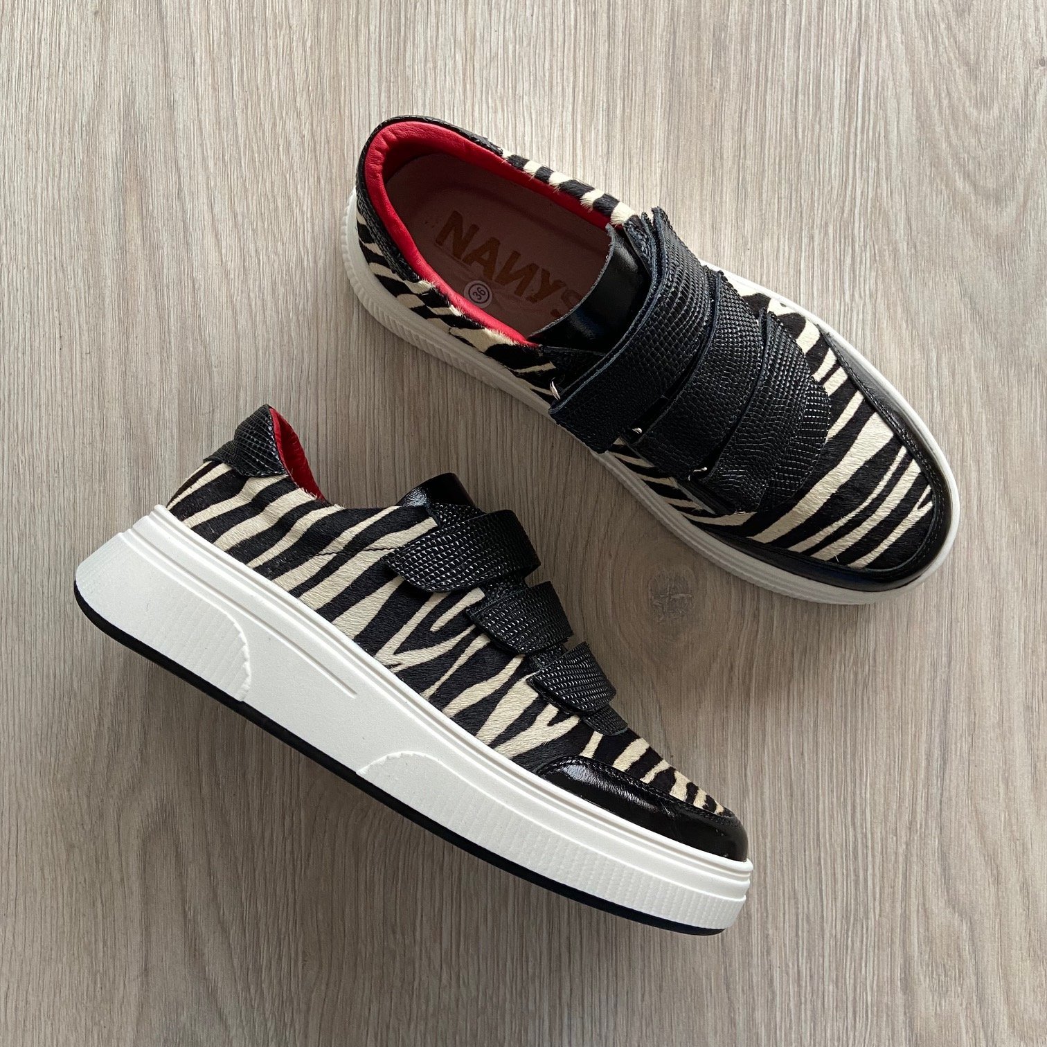 Tenis negros con animal print en cuero - Imagen 3