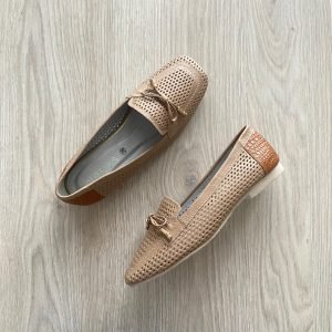 Baletas taupe en cuero perforado