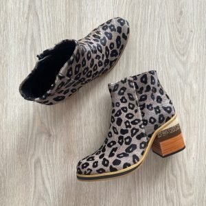 Botines animal print gris en cuero