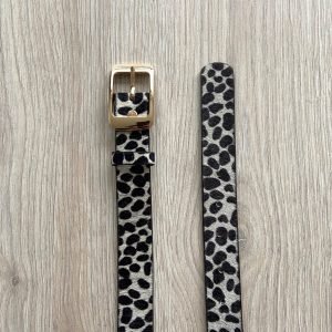 Correa animal print pecosa en cuero peludo