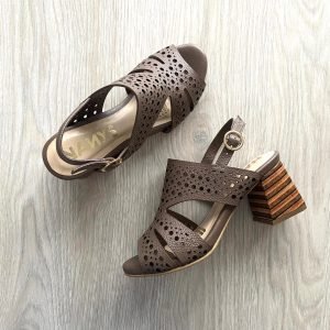 Sandalias moca en cuero con tacón en vira