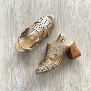 Sandalias doradas en cuero con tacón en vira