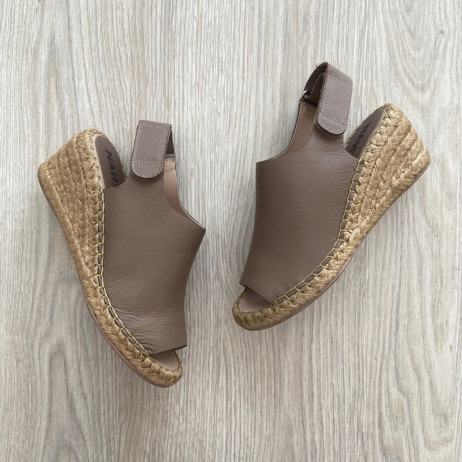 Sandalias moca en cuero con yute - Imagen 3