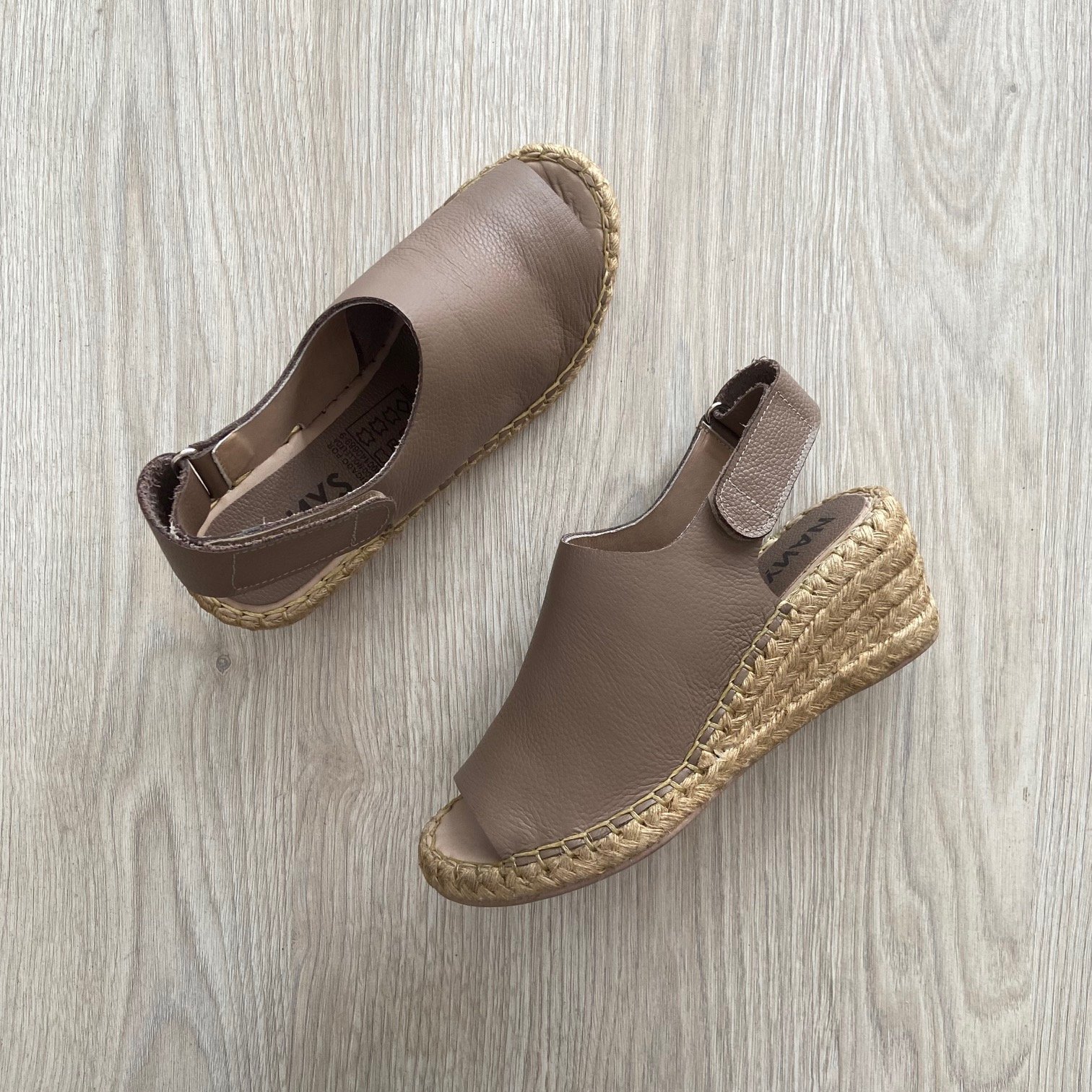 Sandalias moca en cuero con yute