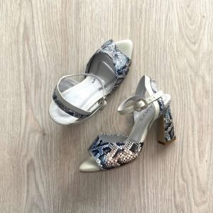 Sandalias talco en cuero con folia azul