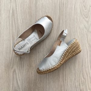 Sandalias plateadas en cuero despuntadas