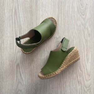 Sandalias verde en cuero con plataforma en yute