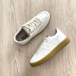 Tenis blancos en cuero con suela en goma