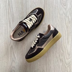 Tenis cafés en cuero con suela en goma