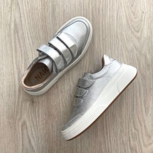Tenis plateados en cuero