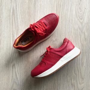 Tenis rojos en cuero liso y grabado