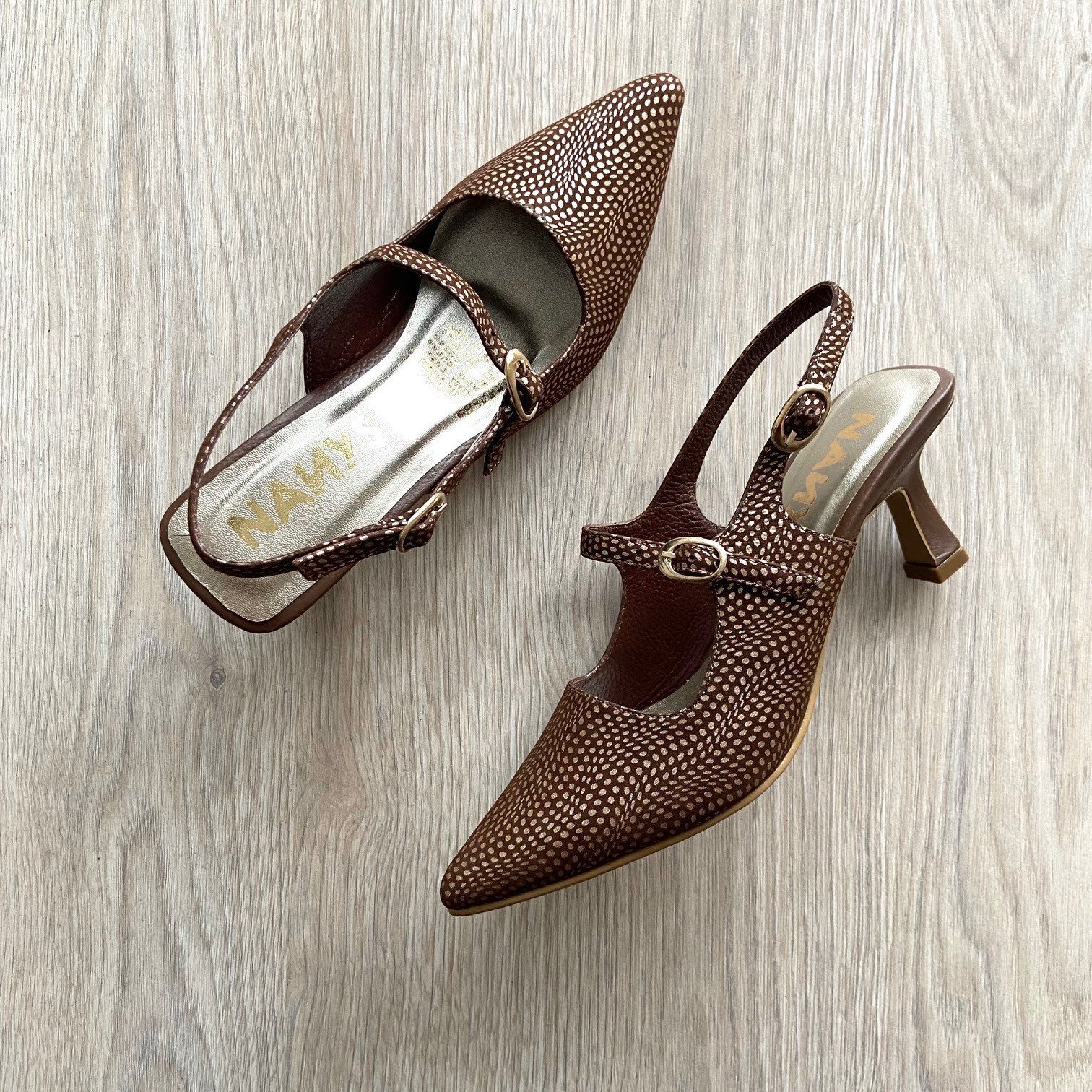 Zapatos cafe con visos en cuero