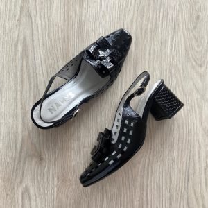 Zapatos negros en cuero tipo charo con punta semi cuadrada