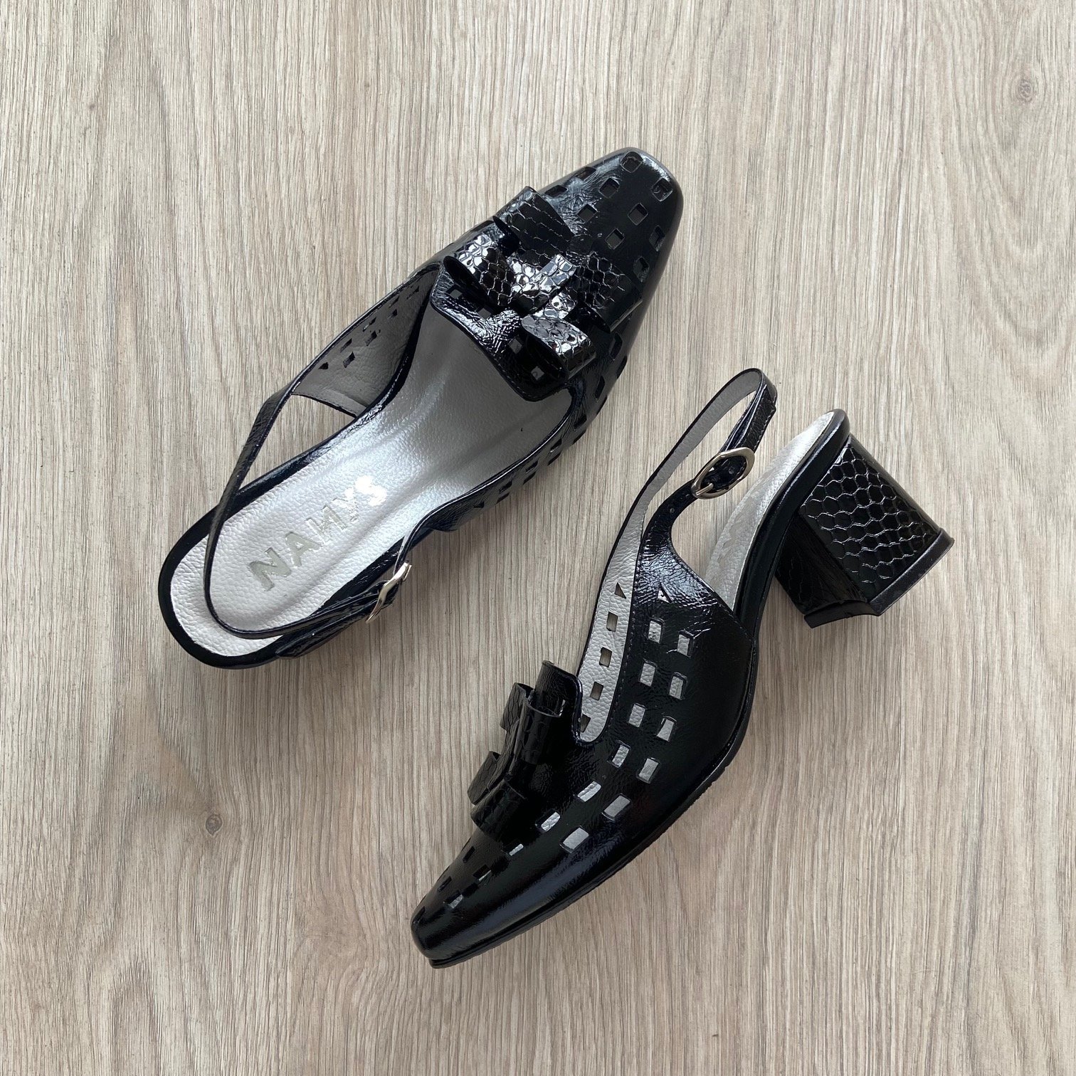 Zapatos negros en cuero tipo charo con punta semi cuadrada