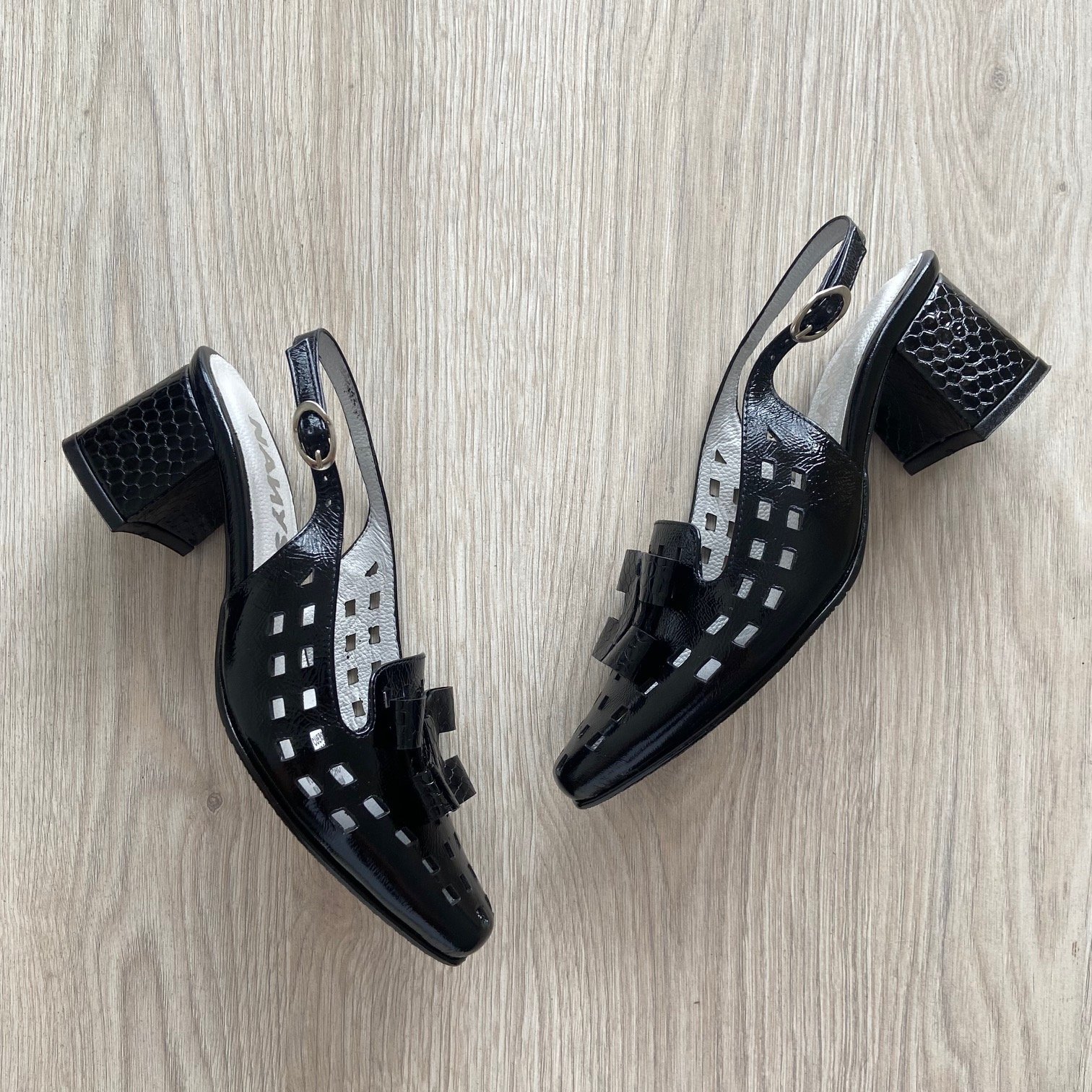 Zapatos negros en cuero tipo charo con punta semi cuadrada - Imagen 2