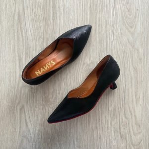 Zapatos negros cerrados en cuero