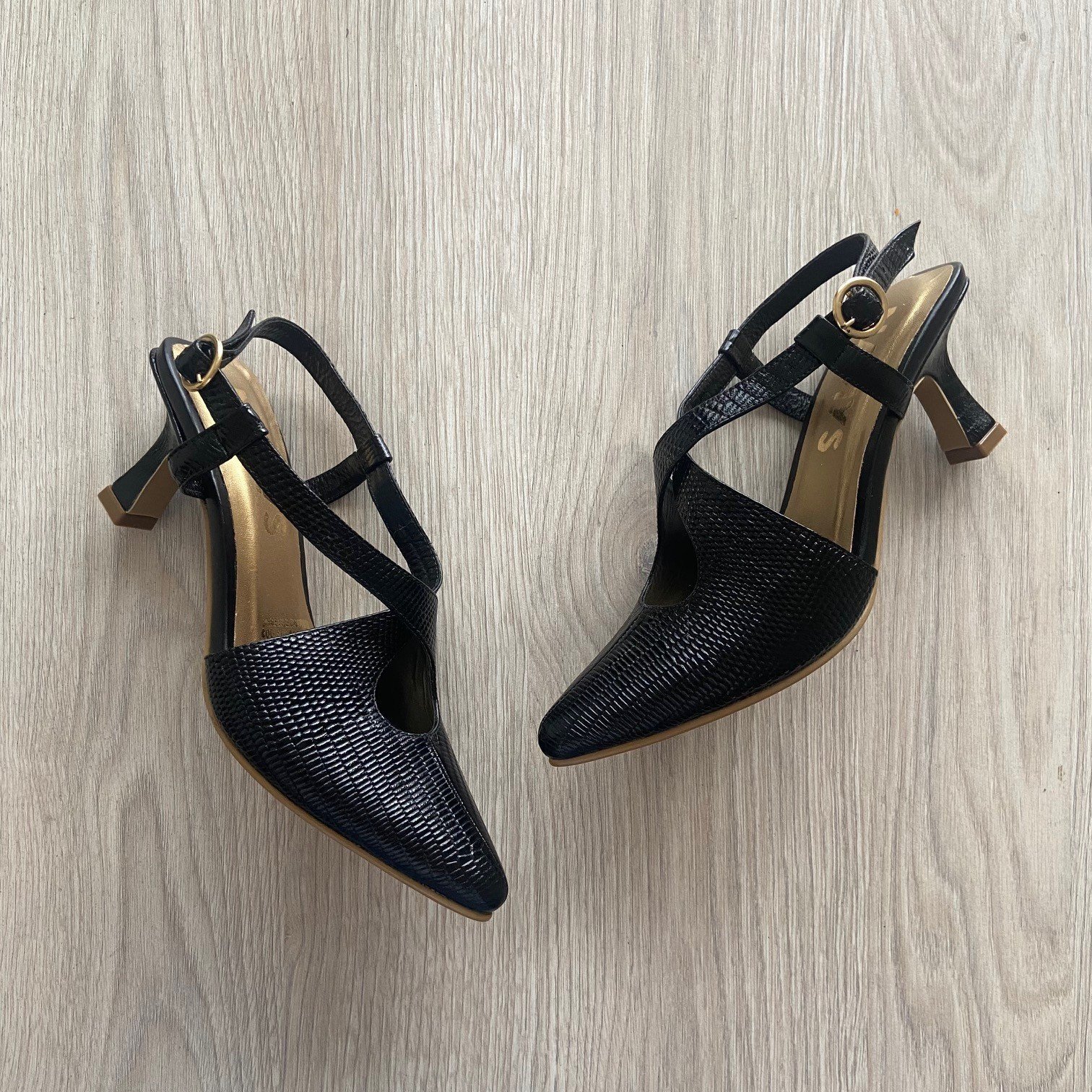 Zapatos negros en cuero cruzados - Imagen 2