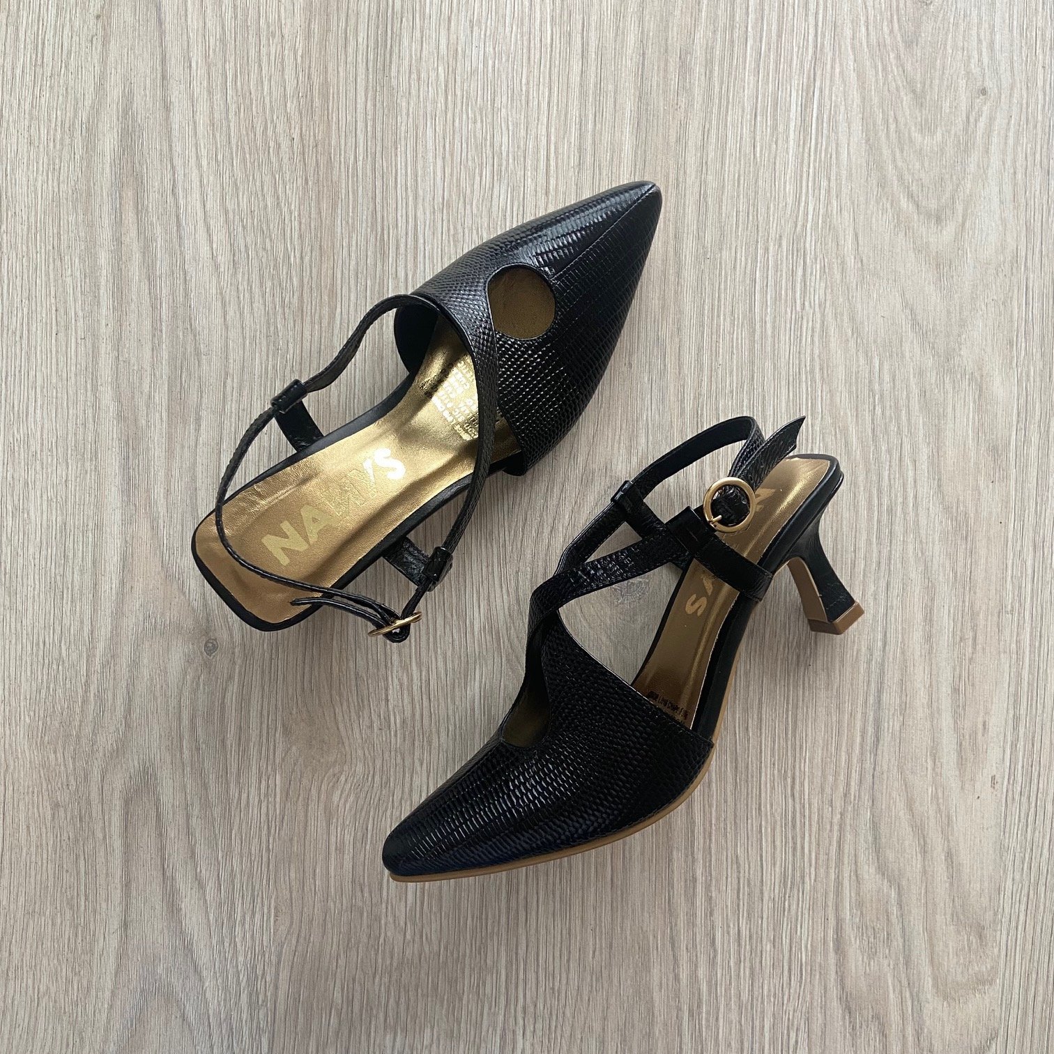 Zapatos negros en cuero cruzados