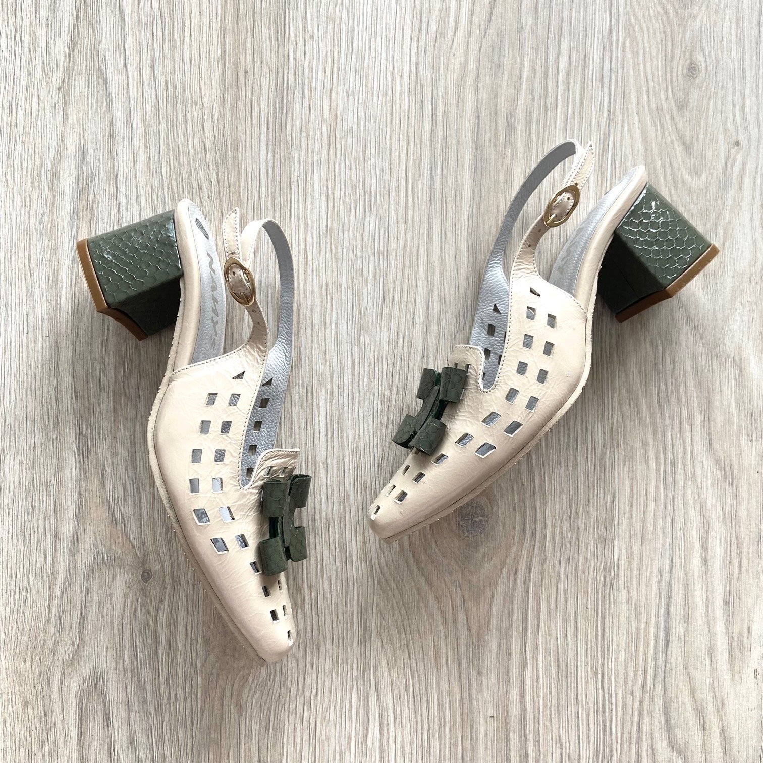 Zapatos beige con verde en cuero tipo charol con punta semi cuadrada - Imagen 3