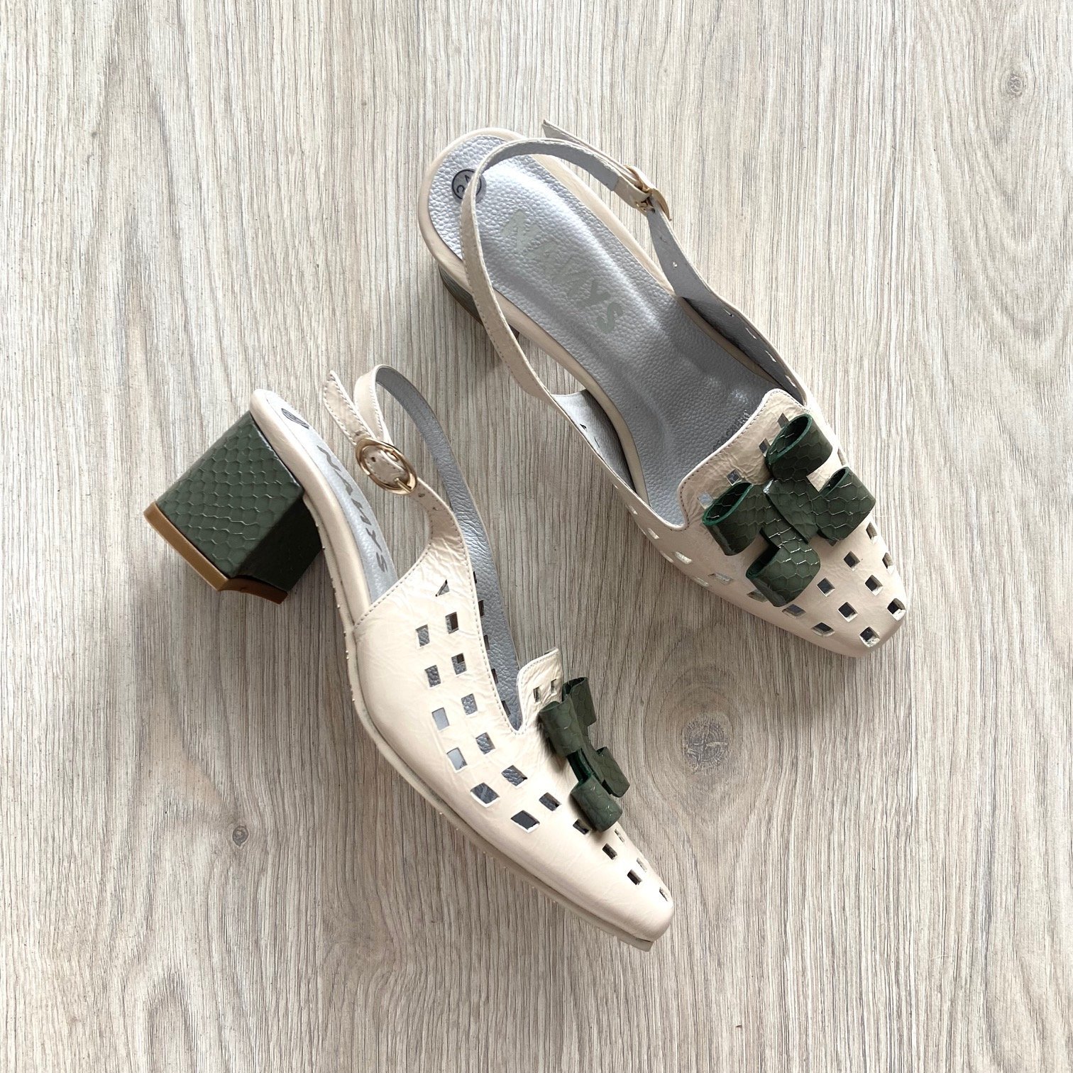 Zapatos beige con verde en cuero tipo charol con punta semi cuadrada - Imagen 2